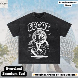 Pu&ograve; includere: T-shirt nero oversize premium con un personaggio dei cartoni animati della sfera EPCOT. Il testo "EPCOT" &egrave; sopra il personaggio e "Est. 1982" sotto. La maglietta ha il testo "Oversized Premium Tee!" e "Original Artist of This Design".