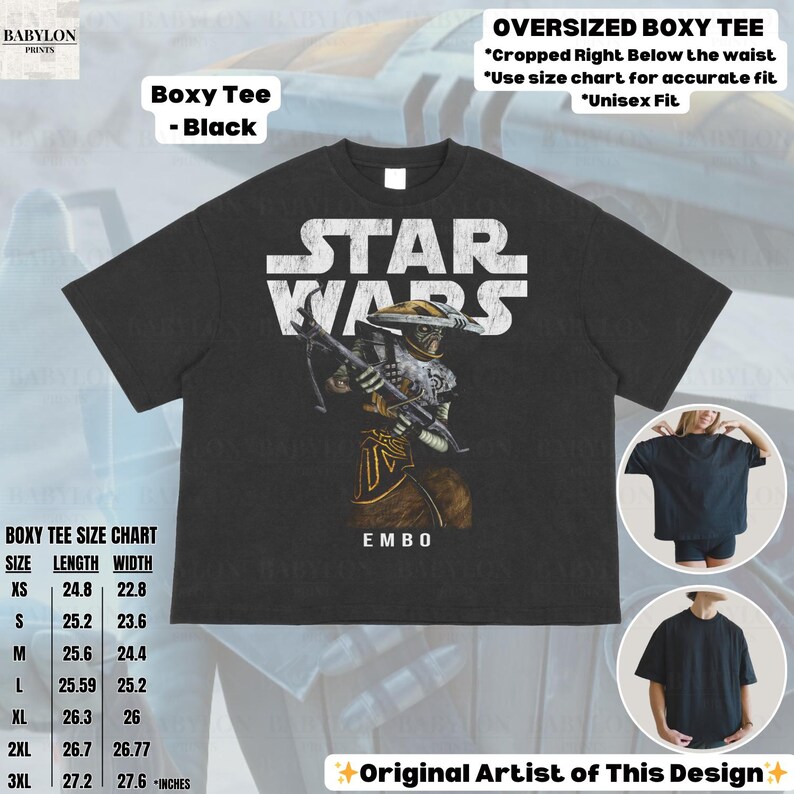 Puede incluir: Camiseta negra de corte cuadrado con el logo blanco de "STAR WARS" y una ilustraci&oacute;n de personaje. El texto "EMBO" est&aacute; debajo de la imagen. La camiseta es de talla grande y unisex. Incluye tabla de tallas en pulgadas. Corte por debajo de la cintura.