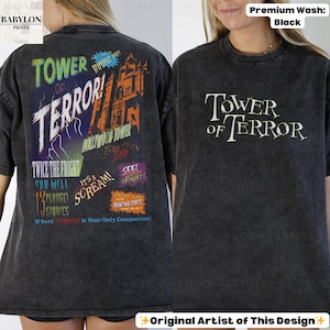 Op de afbeelding: Zwart T-shirt met de woorden "Tower of Terror" in het wit op de voorkant. De achterkant van het shirt heeft een kleurrijke afbeelding met de woorden "Tower of Terror", "Hollywood Tower" en andere zinnen in verschillende lettertypen en kleuren.