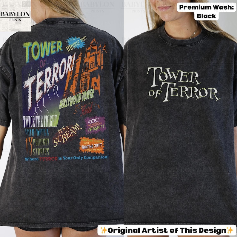 Op de afbeelding: Zwart T-shirt met de woorden "Tower of Terror" in het wit op de voorkant. De achterkant van het shirt heeft een kleurrijke afbeelding met de woorden "Tower of Terror", "Hollywood Tower" en andere zinnen in verschillende lettertypen en kleuren.