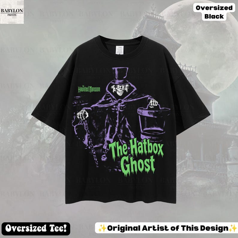 Puede incluir: Una camiseta negra de corte oversize con un estampado gr&aacute;fico de The Hatbox Ghost de The Haunted Mansion. El dise&ntilde;o muestra al personaje con sombrero de copa y abrigo, sosteniendo una sombrerera, con el texto The Haunted Mansion y The Hatbox Ghost.