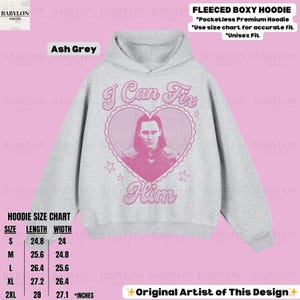 K&ouml;nnte beinhalten: Hellgrauer Unisex-Hoodie mit rosa Herz-Grafik mit Portr&auml;t und dem Text "I Can Fix Him". Der Hoodie ist im Boxy-Stil gehalten und enth&auml;lt eine Gr&ouml;&szlig;entabelle.