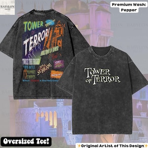 Op de afbeelding: Een donkergrijs oversized t-shirt met de woorden "TOWER OF TERROR" in het wit op de voorkant. De achterkant van de shirt heeft een kleurrijke afbeelding met de woorden "TOWER OF TERROR" en andere tekst. De shirt is gemaakt van zacht, comfortabel materiaal.
