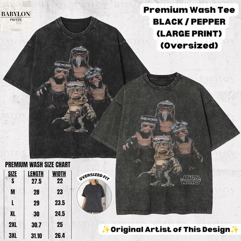 Op de afbeelding: Een oversized zwart en peperkleurig premium gewassen T-shirt met een grafische print van vier Ewok-personages uit Star Wars. Het shirt heeft een ronde hals en korte mouwen. Tekst op de afbeelding bevat Premium Wash Tee, Black / Pepper, Large Print, Oversized, Star Wars en een maattabel.