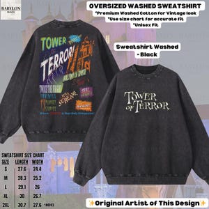 Op de afbeelding: Zwart gewassen sweatshirt met "Tower of Terror" afbeelding op de voor- en achterkant. De achterkant heeft kleurrijke tekst en een illustratie van een spookhotel. De voorkant toont de tekst "Tower of Terror". Unisex pasvorm.