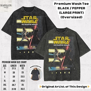 Puede incluir: Camisetas negras de gran tama&ntilde;o de Star Wars con un gr&aacute;fico de "La Amenaza Fantasma". Las camisetas presentan una impresi&oacute;n desgastada y el texto "STAR WARS THE PHANTOM MENACE". Se incluye una tabla de tallas, con largos de 70 a 79 cm.