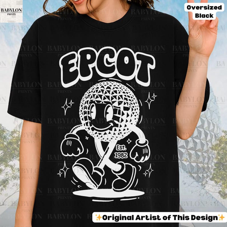 Pu&ograve; includere: T-shirt nero oversize con grafica bianca di un personaggio sferico geometrico sorridente e la scritta "EPCOT". La grafica include il testo "Est. 1982". La maglietta ha la scritta "Original Artist of This Design".
