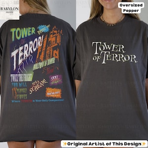 Op de afbeelding: Oversized peperkleurig T-shirt met de tekst "Tower of Terror" in een vintage lettertype. De achterkant heeft een kleurrijke afbeelding met "Tower of Terror", "Hollywood Tower" en andere zinnen over een spookachtig thema.