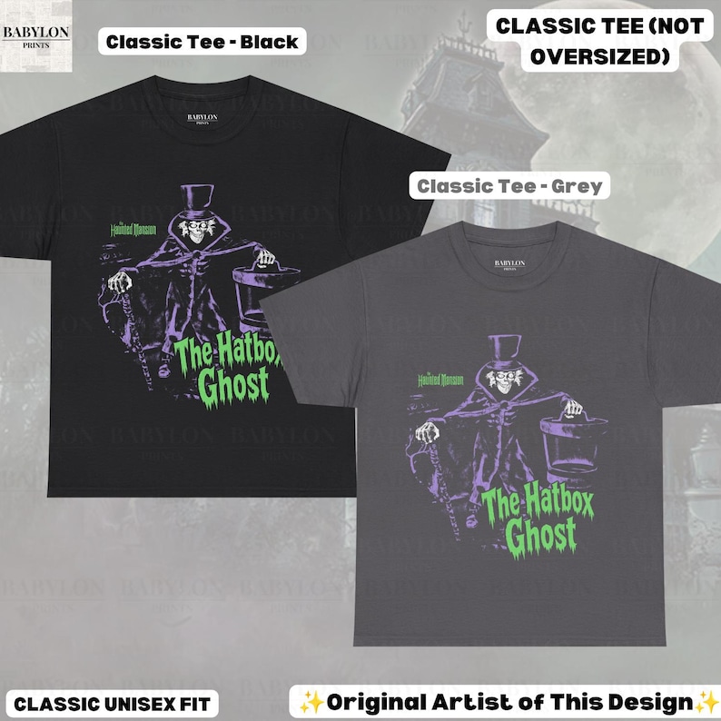 Puede incluir: Una camiseta negra y una gris de manga corta, cada una con un estampado gr&aacute;fico de The Hatbox Ghost de la Haunted Mansion. El dise&ntilde;o incluye al personaje con sombrero de copa sosteniendo una sombrerera, con el texto en verde.