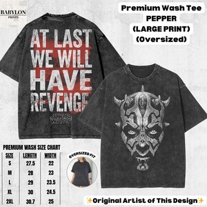 Op de afbeelding: Oversized peperkleurige T-shirts met Star Wars-graphics. E&eacute;n shirt heeft de tekst "AT LAST WE WILL HAVE REVENGE" en het Star Wars-logo. De andere toont een Darth Maul-gezicht. Inclusief een maattabel in cm.