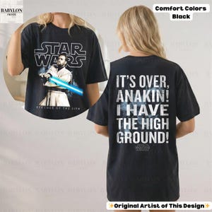 以下が含まれることがあります： 黒いスターウォーズTシャツ。前面には青いライトセーバーを持ったオビ＝ワン・ケノービのグラフィックと「REVENGE OF THE SITH」の文字。背面には「IT'S OVER, ANAKIN! I HAVE THE HIGH GROUND!」の文字。