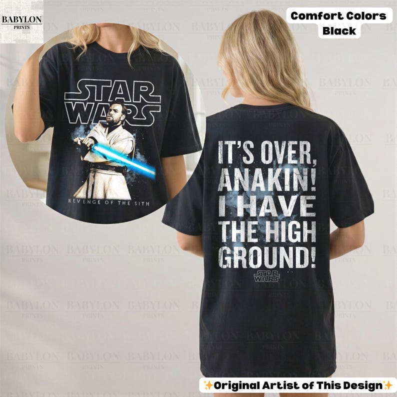 以下が含まれることがあります： 黒いスターウォーズTシャツ。前面には青いライトセーバーを持ったオビ＝ワン・ケノービのグラフィックと「REVENGE OF THE SITH」の文字。背面には「IT'S OVER, ANAKIN! I HAVE THE HIGH GROUND!」の文字。