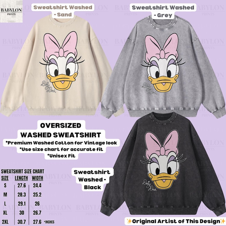 Puede incluir: Sudaderas lavadas de gran tama&ntilde;o en arena, gris y negro, cada una con un gr&aacute;fico de Daisy Duck con un lazo rosa. La imagen incluye una tabla de tallas. Las sudaderas est&aacute;n hechas de algod&oacute;n lavado de primera calidad para un aspecto vintage.