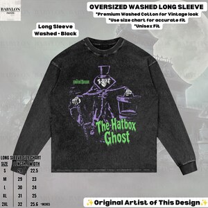 Puede incluir: Una camiseta de manga larga negra lavada de corte oversize con un gr&aacute;fico de The Hatbox Ghost de The Haunted Mansion. El dise&ntilde;o muestra al personaje con sombrero de copa y sombrerera, con texto verde que dice The Hatbox Ghost y Haunted Mansion.