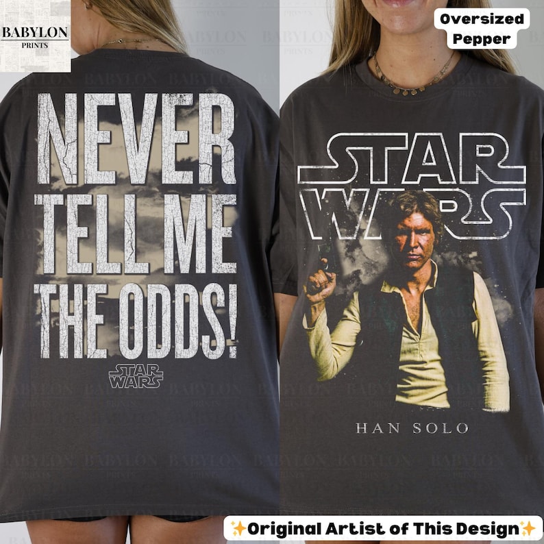 Puede incluir: Camiseta gris oscuro de gran tama&ntilde;o con un dise&ntilde;o de Star Wars. La parte delantera muestra a Han Solo con el logo de Star Wars, y la parte trasera dice "Never Tell Me The Odds!". La camiseta tiene un aspecto vintage.