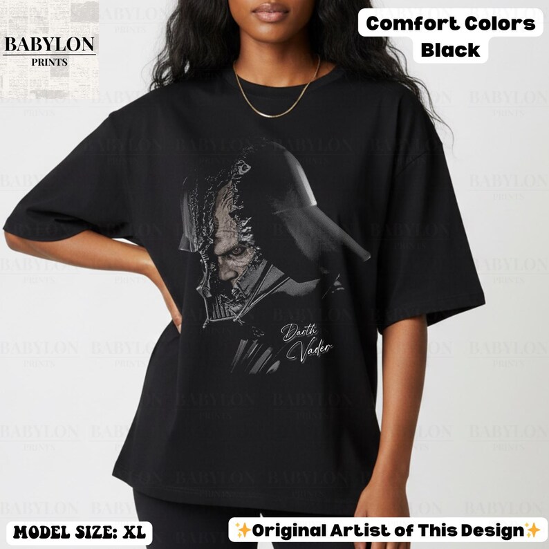 K&ouml;nnte beinhalten: Schwarzes Comfort Colors T-Shirt mit einer detaillierten Grafik von Darth Vader. Das Design enth&auml;lt den Text "Darth Vader". Das T-Shirt ist von Babylon Prints.