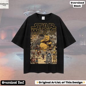 Może przedstawiać: Czarny, duży t-shirt z grafiką "Star Wars" z Kubusiem Puchatkiem i innymi postaciami. Projekt zawiera ż&oacute;łty napis "STAR WARS". Koszulka ma r&oacute;wnież napis "Oversized Tee!" i "Original Artist of This Design".