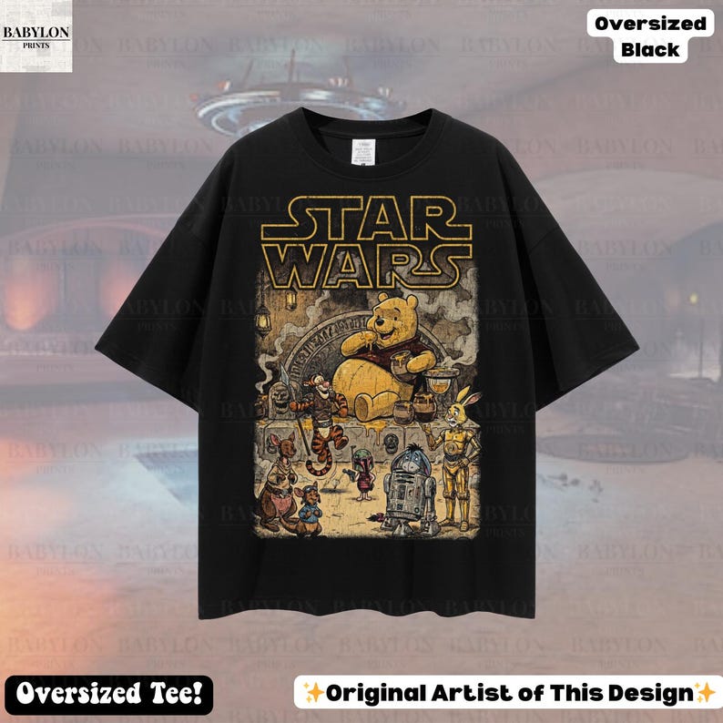 Może przedstawiać: Czarny, duży t-shirt z grafiką "Star Wars" z Kubusiem Puchatkiem i innymi postaciami. Projekt zawiera ż&oacute;łty napis "STAR WARS". Koszulka ma r&oacute;wnież napis "Oversized Tee!" i "Original Artist of This Design".