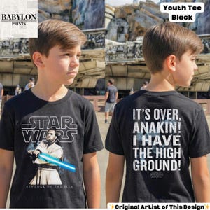 以下が含まれることがあります： スターウォーズのデザインが施された黒いユースTシャツ。前面にはオビ＝ワン・ケノービと「STAR WARS REVENGE OF THE SITH」の文字がプリントされています。背面には「IT'S OVER, ANAKIN! I HAVE THE HIGH GROUND!」という引用句があります。