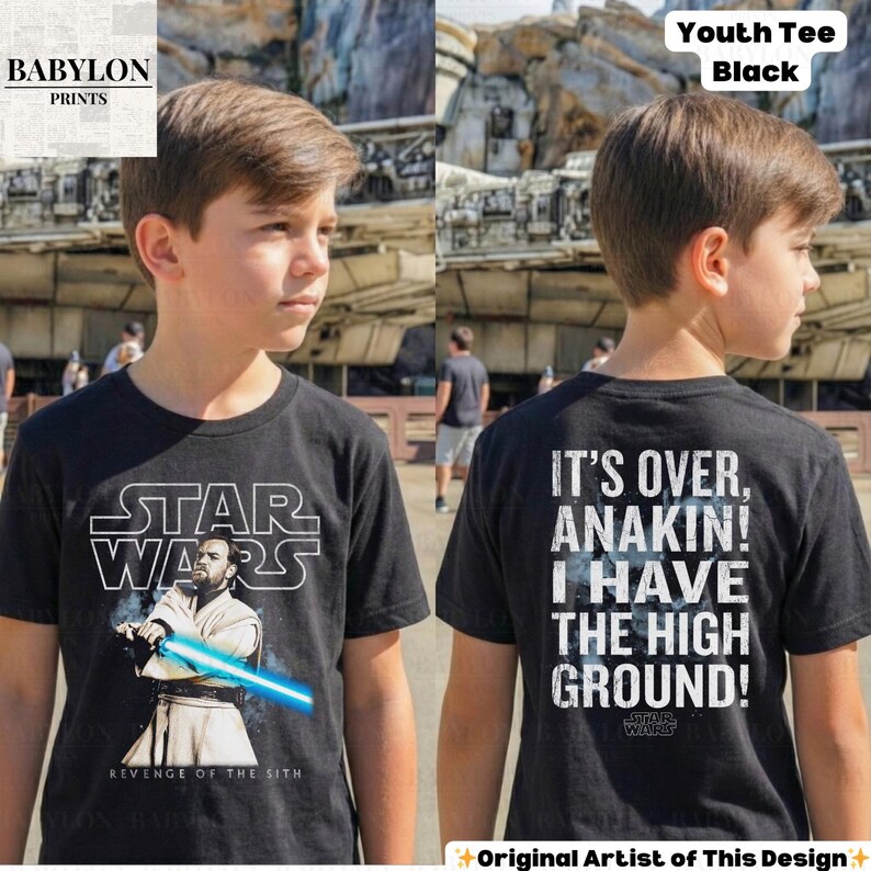 以下が含まれることがあります： スターウォーズのデザインが施された黒いユースTシャツ。前面にはオビ＝ワン・ケノービと「STAR WARS REVENGE OF THE SITH」の文字がプリントされています。背面には「IT'S OVER, ANAKIN! I HAVE THE HIGH GROUND!」という引用句があります。