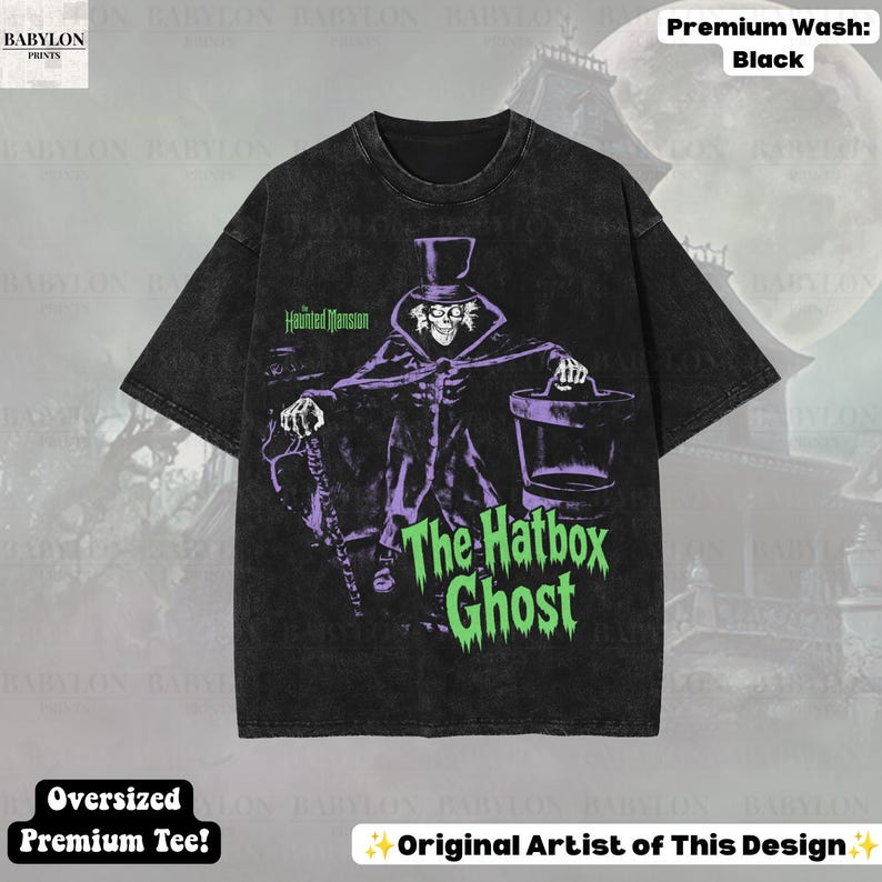 Puede incluir: Una camiseta negra con lavado &aacute;cido que presenta un gr&aacute;fico morado y verde de The Hatbox Ghost de The Haunted Mansion. El dise&ntilde;o incluye el texto The Haunted Mansion y The Hatbox Ghost en letras verdes, con un acabado negro de alta calidad.