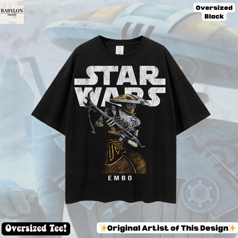 Puede incluir: Camiseta negra de gran tama&ntilde;o con el logotipo blanco de Star Wars y un gr&aacute;fico de Embo. El texto "EMBO" est&aacute; debajo. La camiseta est&aacute; etiquetada como "Oversized Black" y "Oversized Tee!"