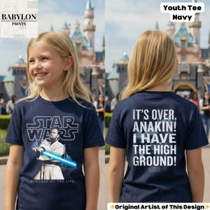 以下が含まれることがあります： ネイビーブルーのユースTシャツ。前面にはオビ＝ワン・ケノービと「Revenge of the Sith」の文字が入ったスターウォーズのグラフィックが描かれています。背中には「It's over, Anakin! I have the high ground!」という引用句が表示されています。