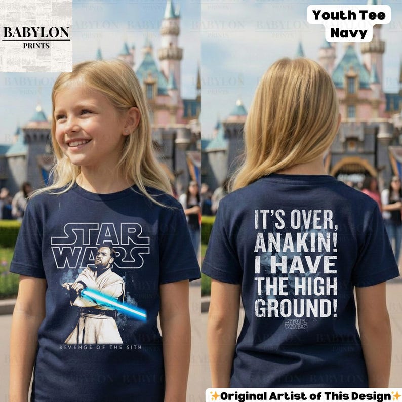 以下が含まれることがあります： ネイビーブルーのユースTシャツ。前面にはオビ＝ワン・ケノービと「Revenge of the Sith」の文字が入ったスターウォーズのグラフィックが描かれています。背中には「It's over, Anakin! I have the high ground!」という引用句が表示されています。