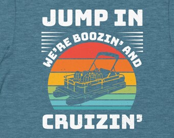 Sumérgete en We are Boozing and Cruising Camiseta unisex para Cabin Lake Life