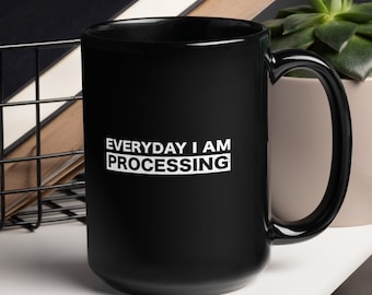 Todos los días estoy procesando - Taza de contador divertida Regalo de oficina para cuentas por pagar - Taza de café negra brillante