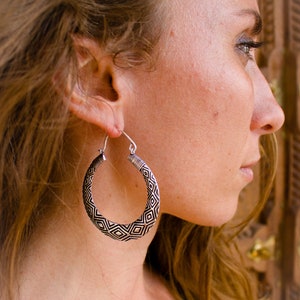 Créoles créoles en argent Boucles d'oreilles tribales en métal argenté Grandes créoles de style africain Bijoux bohèmes image 5