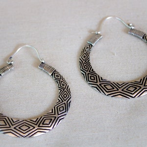 Créoles créoles en argent Boucles d'oreilles tribales en métal argenté Grandes créoles de style africain Bijoux bohèmes image 8
