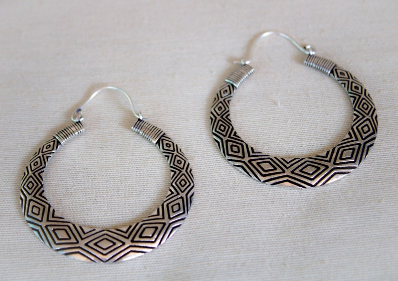 Créoles créoles en argent Boucles d'oreilles tribales en métal argenté Grandes créoles de style africain Bijoux bohèmes image 8