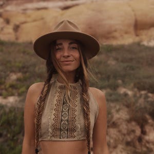 Crop Top Tribal: Top de Algodón con Lazo en Tonos Tierra - Estilo Hippie Festival