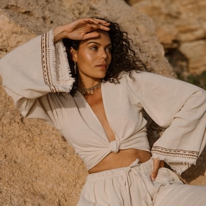 Haut bohème à manches évasées, chemisier tribal à manches cloche, vêtement naturel, tenue de festival, chemise de cérémonie ethnique, bohème terreux