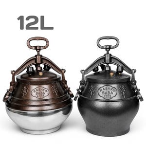 Könnte beinhalten: Zwei 12L Schnellkochtöpfe mit Verschlussgriffen und Deckeln. Einer hat ein metallisch braunes Finish mit poliertem Silberboden, der andere ist mattschwarz. Beide zeigen den geprägten Text RASHKO BABA LT 12 sowie florale Verzierungen.