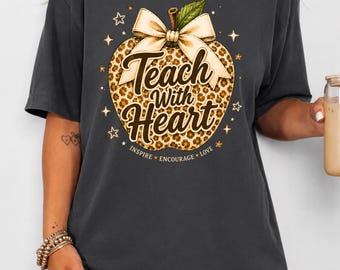 Teach With Heart PNG、教師感謝シャツデザイン、リンゴリボン教師ギフトデジタルダウンロード