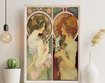 以下が含まれることがあります： 流れるようなガウンを着た2人の女性を描いた、ヴィンテージのアールヌーボー様式のプリント。一人は花、もう一人は羽根を持っています。プリントは白いフレームに額装され、装飾的な縁取りが施されています。