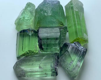 15カラットのプラシオライト原石：天然グリーンアメジストクォーツ