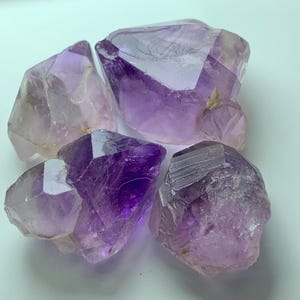 天然原石アメジスト 4個 • ジュエリー用未加工紫色宝石の塊 • クリスタルサプライ