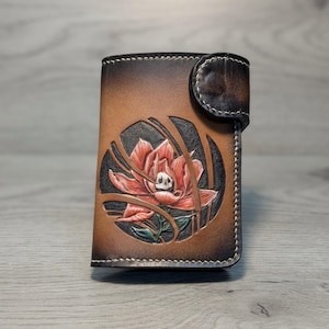 Cartera plegable de cuero para hombre / Diseño de calavera floral tallada a mano / Pintada a mano / Regalo vintage único / Hecha a mano en Ucrania