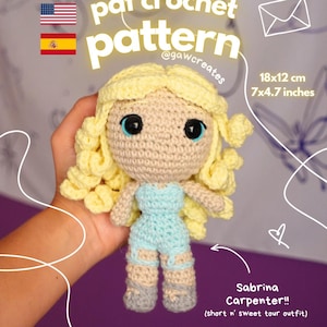 May include: A crochet doll featuring blonde curly hair, large black eyes, a light blue top, and grey shoes. The text reads pdf crochet pattern, 18x12 cm 7x4.7 inches, Sabrina Carpenter!! (short n' sweet tour outfit), and instant download!.