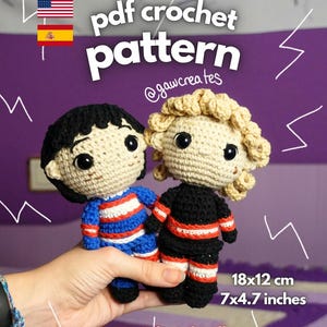 Könnte beinhalten: Zwei Amigurumi-Puppen, eine mit schwarzen Haaren und einem blau-weiß-rot gestreiften Oberteil, die andere mit blonden Locken und einem schwarzen Oberteil mit rot-weißen Streifen. Text: pdf crochet pattern, @gawcreates, 18x12 cm, instant download!