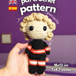 Puede incluir: Muñeca de ganchillo con cabeza beige claro y pelo rizado, vestida con un atuendo negro con rayas rojas y blancas. La imagen incluye el texto "pdf crochet pattern" y "instant download!". La muñeca mide 18x12 cm.