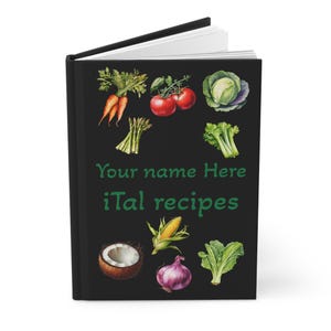 Peut inclure: Journal noir avec un titre vert "Your name Here iTal recipes" et des illustrations de légumes et de fruits, notamment des carottes, des asperges, des tomates, du chou, du céleri, du maïs, de la noix de coco et des oignons.