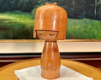 vintage Creative Kokeshi Sculpture de poupée en bois japonaise avec kimono floral sculpté à la main, vers les années 1970 Shy Girl Sosaku Mid Century Cute Ningyo Decor