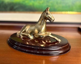 Vintage mässingsliggande häststaty: Mid-Century Equestrian Decor