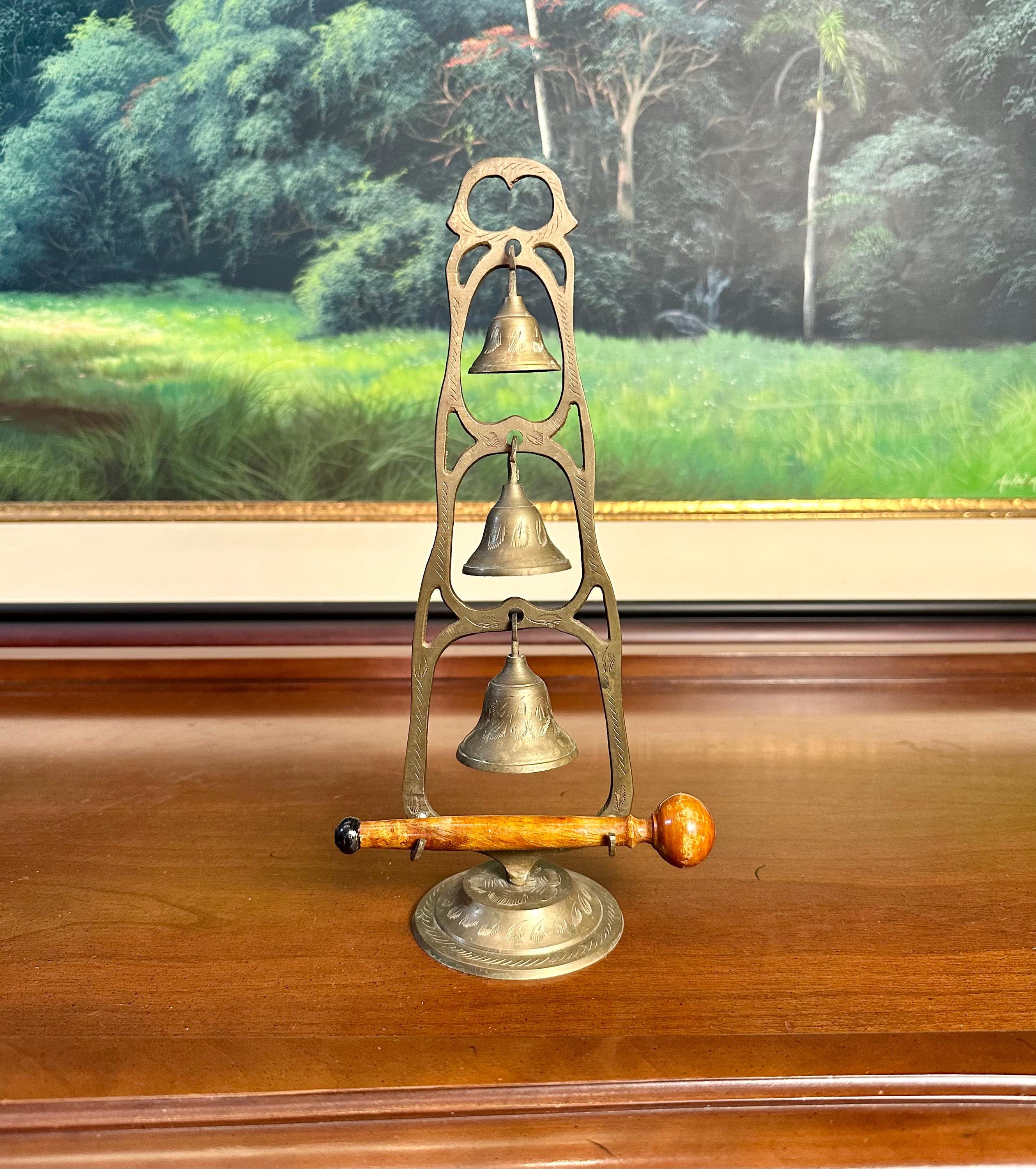 Vintage geëtst messing klokje met houten slagwerk, 3 gestapelde bellen, handgemaakt in India, ceremoniële meditatie Ontspannend zen-bureaudecor