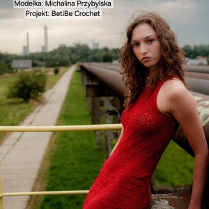 May include: A sleeveless red crochet dress featuring a repeating diamond pattern throughout the fabric. The text on the image reads: Niebezpieczna dama, Foto: Szymon Kr&oacute;l, Modelka: Michalina Przybylska, Projekt: BetiBe Crochet.
