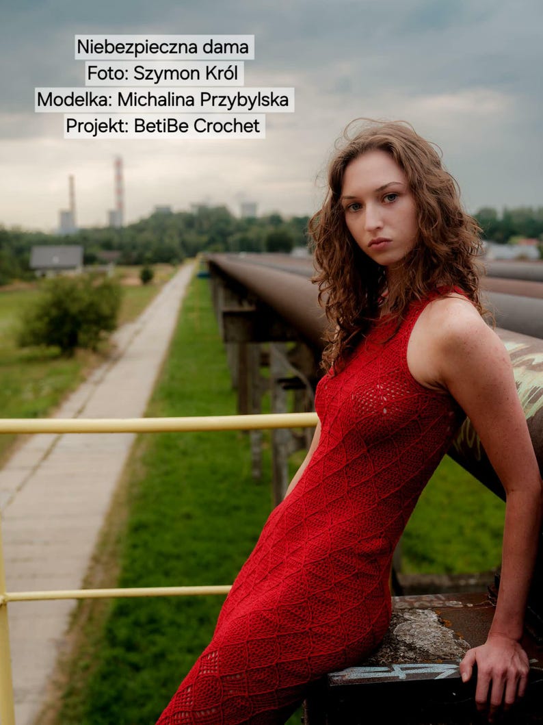 May include: A sleeveless red crochet dress featuring a repeating diamond pattern throughout the fabric. The text on the image reads: Niebezpieczna dama, Foto: Szymon Kr&oacute;l, Modelka: Michalina Przybylska, Projekt: BetiBe Crochet.
